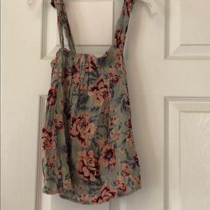 Women’s American Eagle top size XS.